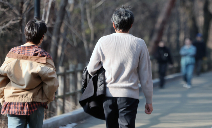 2일 서해안 지역 미세먼지 농도가 높을 것으로 보인다. 사진은 지난달 31일 오후 서울 중구 남산에서 시민들이 겉옷을 벗어 손에 들고 산책하는 모습. /사진=뉴시스