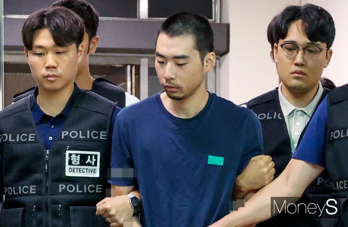 14명의 사상자를 낸 '분당 서현역 흉기난동' 피고인 최원종(23)이 1심서 무기징역을 선고받았다. 사진은 지난해 8월 피의자 최원종(22)이 수원지검 성남지청으로 구속 송치되는 모습. /사진=임한별 기자
