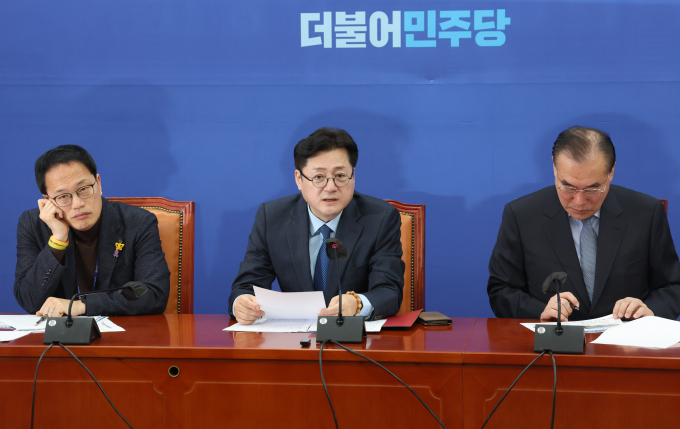 1일 더불어민주당이 여당의 중대재해처벌법(중대재해법) 적용 유예 절충안을 거부하겠다고 전했다. 사진은 홍익표 민주당 원내대표(가운데)가 1일 서울 여의도 국회에서 열린 정책조정회의에서 발언하는 모습. /사진=뉴스1