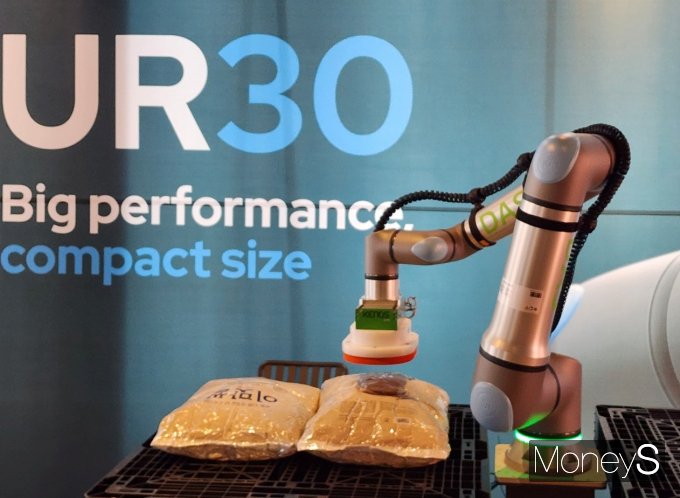 유니버설로봇의 신제품 UR30은 무거운 물체를 들어올리는 데 특화된 제품이다. /사진=박찬규 기자