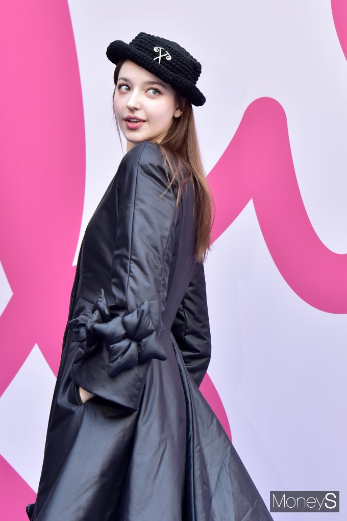 ▲ 안젤리나 다닐로바, 패션위크에서 반짝반짝!