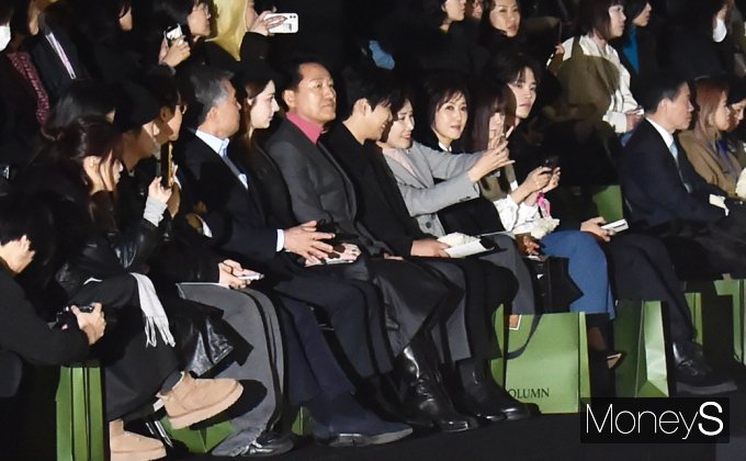 ▲ 패션쇼 관람하는 오세훈 시장과 셀럽들