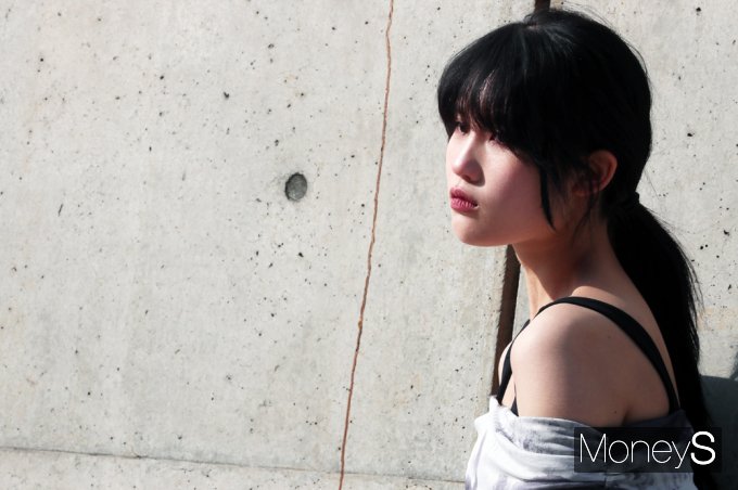 ▲ 우수에 젖은 눈빛으로 패션위크를 달구다!