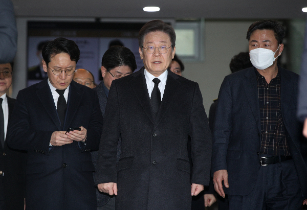 1일 오후 이재명 더불어민주당 대표가 경북 문경 화재 현장에서 순직한 구조대원 2명의 빈소를 찾아 유가족을 위로했다. 사진은 조문을 마치고 문경장례식장을 나서는 이 대표의 모습. /사진=뉴스1