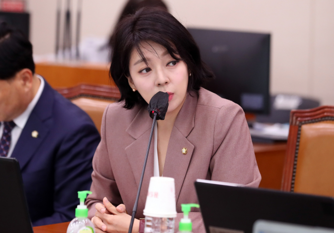 오는 2일 배현진 국민의힘 의원(서울 송파구을)이 국민의힘 송파을 당원 가족과 함께하는 2024 설날맞이 희망콘서트'에 참석한다. 사진은 배 의원이 지난해 10월19일 서울 여의도 국회에서 열린 문화체육관광위원회의 사행산업통합감독위원회 등에 대한 국정감사에서 질의하는 모습. /사진=뉴시스