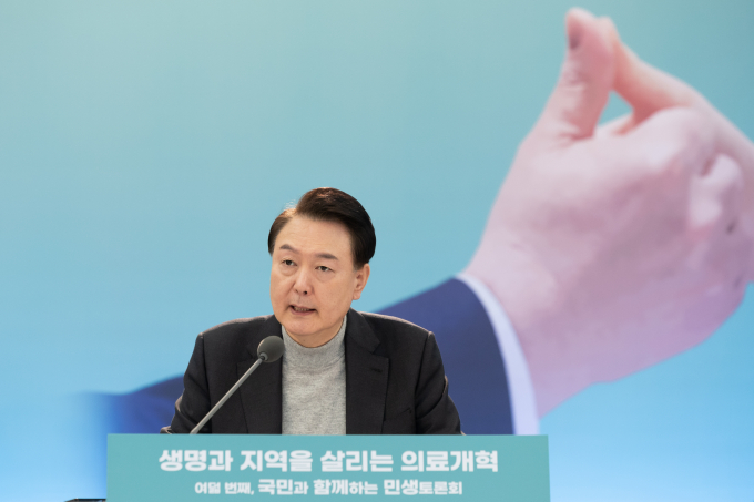윤석열 대통령이 불교계에 성당, 교회, 십자가 그림으로 포장된 설 선물을 보낸 것을 더불어민주당이 강하게 비판했다. 사진은 윤 대통령이 1일 경기 성남 분당서울대학교병원 헬스케어혁신파크에서 생명과 지역을 살리는 의료개혁 주제로 열린 여덟 번째 민생토론회에서 발언하는 모습. /사진=뉴시스(대통령실 제공) 