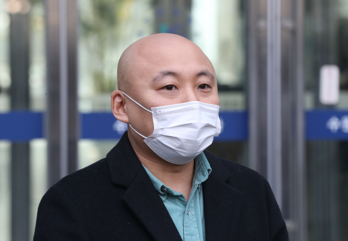 웹툰 작가 주호민의 아들을 정서적으로 학대한 혐의로 피소된 특수교사에 대해 1심 판결이 나오자 교원단체들이 유감을 표명했다. 사진은 1일 오전 경기 수원시 영통구 수원지방 법원을 나오는 주호민의 모습. / 사진=뉴스1