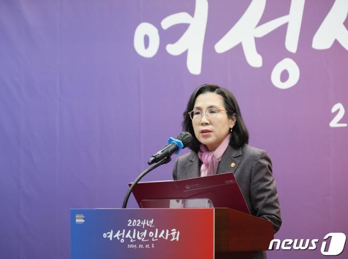 [사진] 2024년 여성신년인사회 축사하는 김현숙 장관