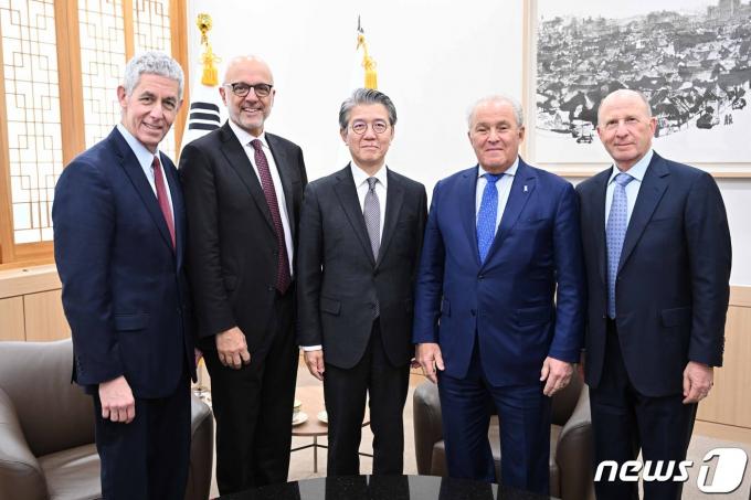 김홍균 제1차관은 미국 유대인위원회(AJC) 대표단을 면담했다.(외교부 제공)