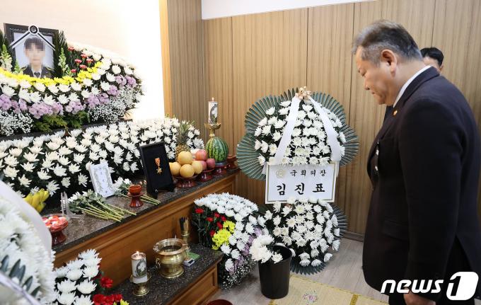 [사진] 문경 화재 순직 소방공무원 장례식장 조문하는 이상민 장관