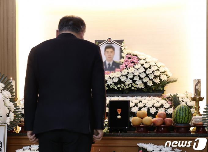 [사진] 순직 소방사 장례식장 찾은 이상민 장관