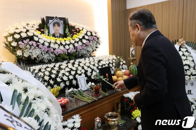 [사진] 순직 소방공무원 장례식장서 헌화하는 이상민 장관