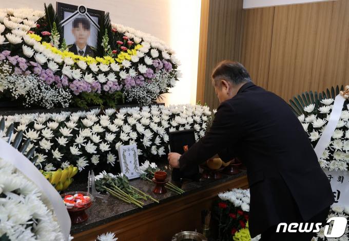 [사진] 문경 화재 순직 소방관 장례식장 조문하는 이상민 장관