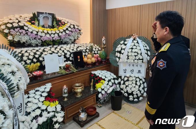 [사진] 고 김수광 소방교 빈소 조문하는 남화영 소방청장