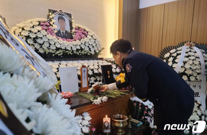 [사진] 고 박수훈 소방사 빈소 조문하는 남화영 소방청장