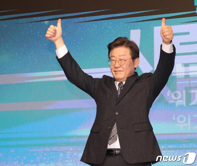 [사진] 이재명 대표 '엄지 척'