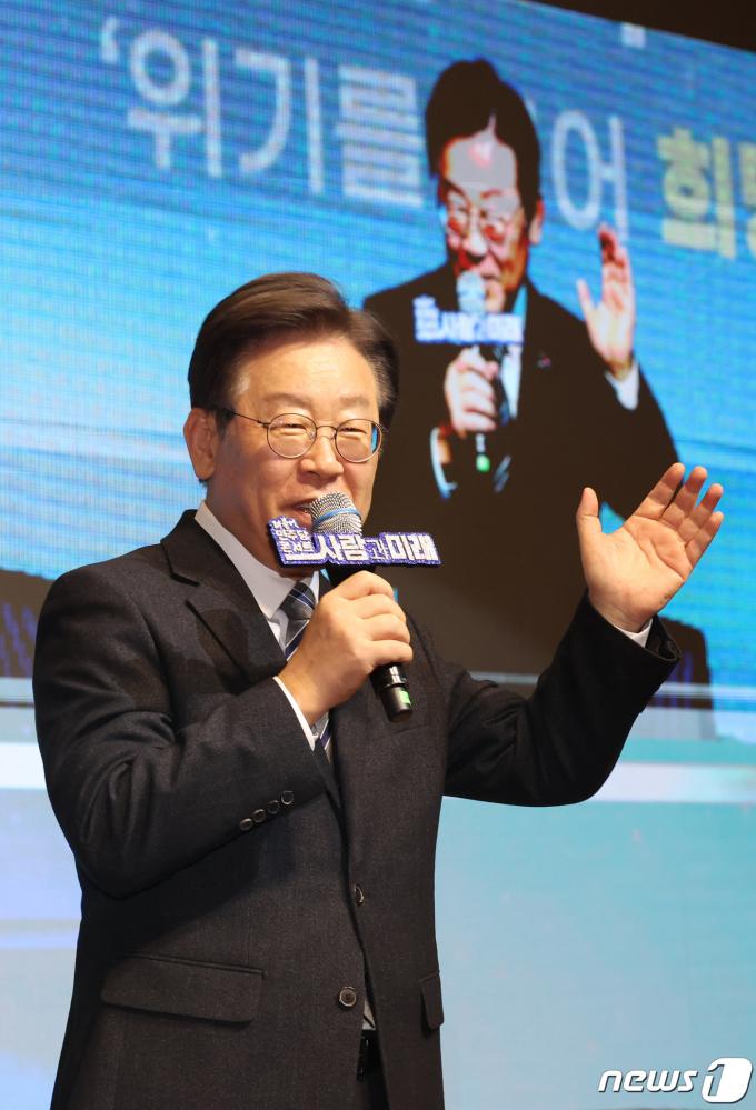 [사진] '사람과 미래' 출정식, 인사말 하는 이재명 대표