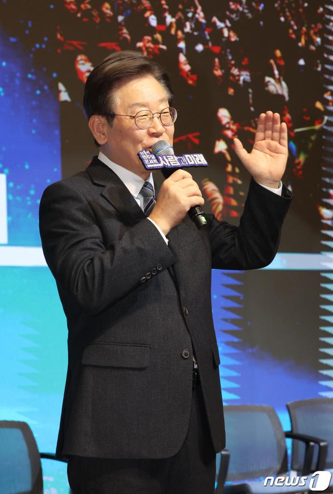 [사진] 더불어민주당 콘서트서 인사말 하는 이재명 대표