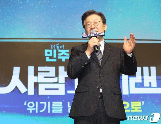 [사진] '사람과 미래' 출정식, 인사말 하는 이재명 대표