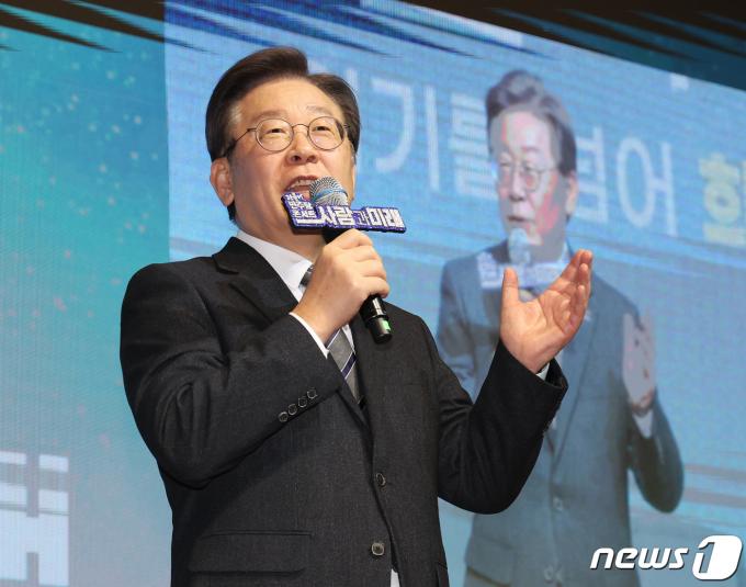 [사진] 더불어민주당 콘서트서 인사말 하는 이재명 대표