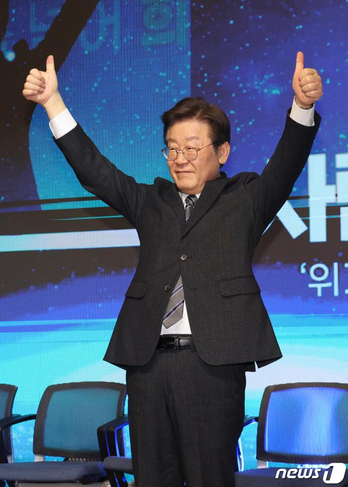 [사진] 이재명 대표 '엄지 척'
