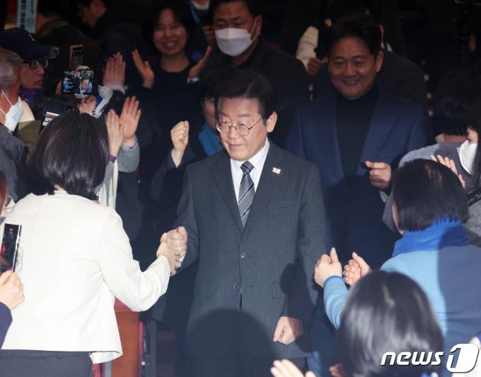 [사진] 지지자들과 인사 나누는 이재명 대표