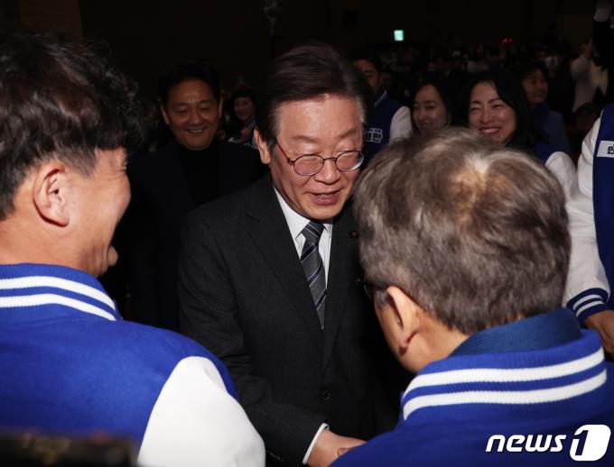 [사진] 인사 나누는 이재명 대표
