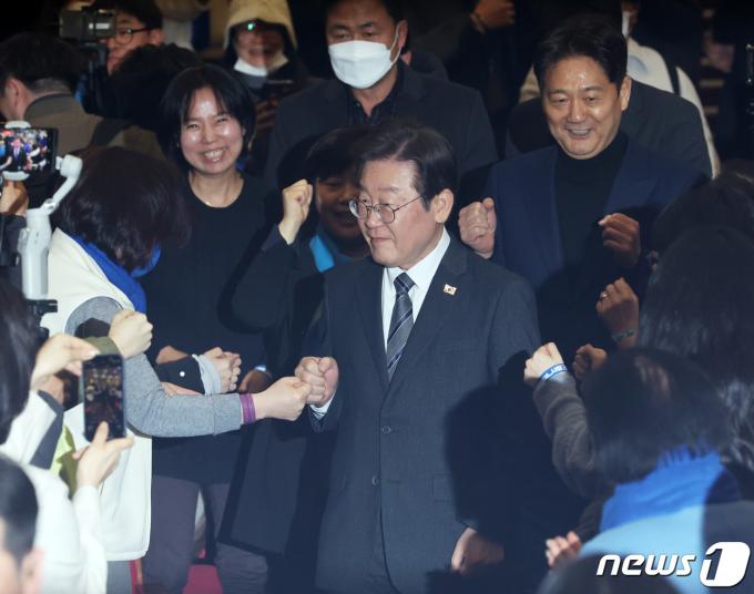 [사진] 지지자들과 인사 나누는 이재명 대표