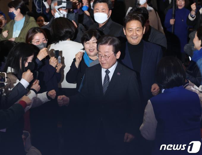 [사진] 더불어민주당 콘서트 참석하는 이재명 대표