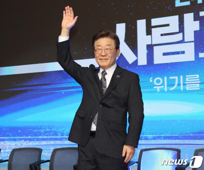 [사진] '사람과 미래' 출정식에서 인사하는 이재명 대표
