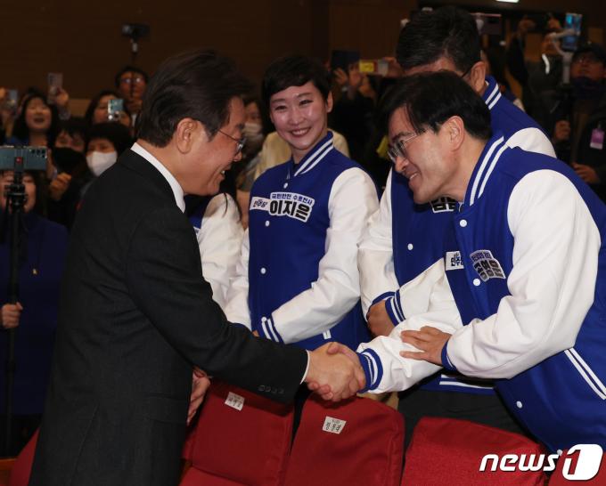 [사진] 인사 나누는 이재명 대표