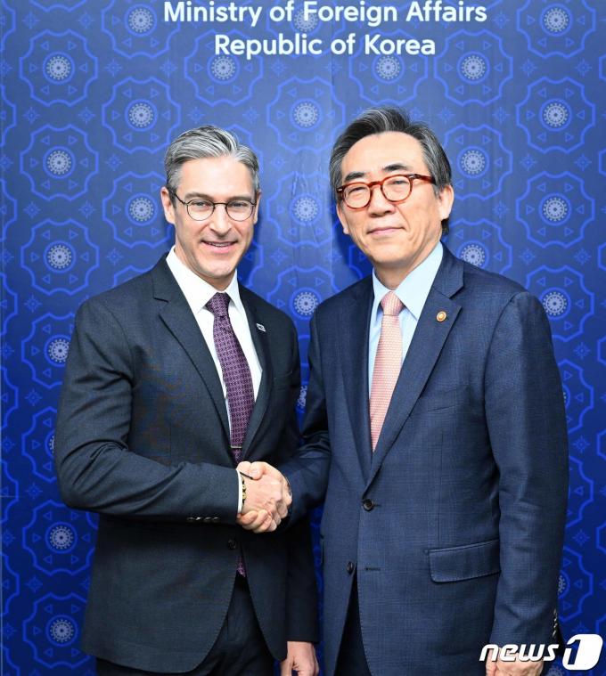 [사진] 데이먼 윌슨 NED 회장과 악수하는 조태열 외교장관