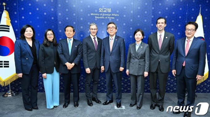 [사진] 민주주의 정책 전문가들 만난 조태열 외교장관