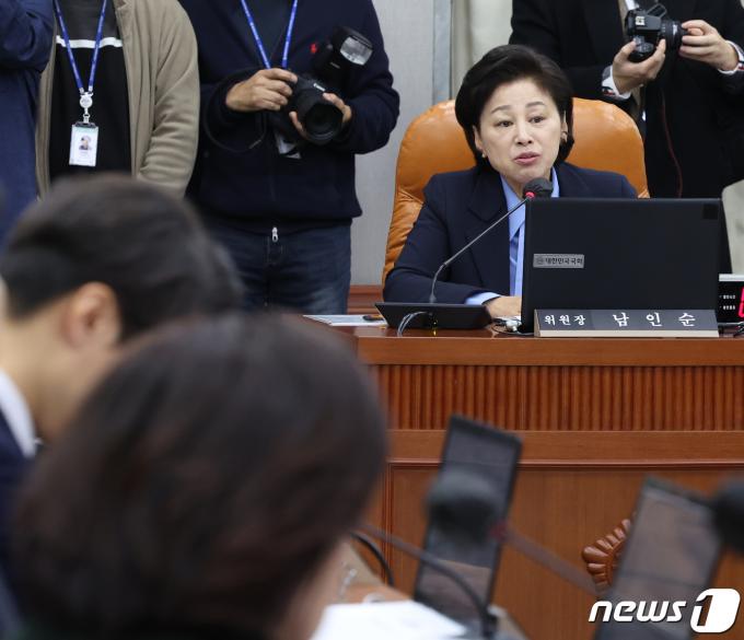 남인순 국회 정개특위 위원장이 5일 서울 여의도 국회에서 열린 정치개혁특별위원회 전체회의에서 발언을 하고 있다. 2023.12.5/뉴스1 ⓒ News1 송원영 기자