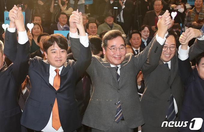 이낙연 전 더불어민주당 대표, 이준석 개혁신당 대표, 금태섭 새로운선택 공동대표 등 참석자들이 서울 동작구 서울여성플라자에서 열린 새로운미래(가칭) 창당발기인대회에서 손을 들어 올리고 있다. 2024.1.16/뉴스1 ⓒ News1 임세영 기자
