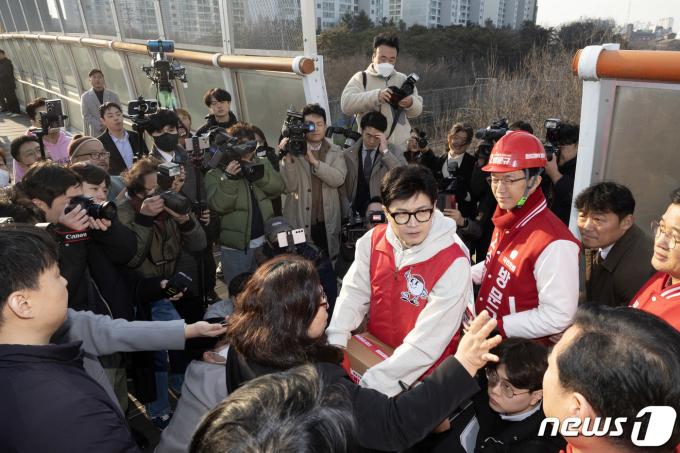 철도 지하화 공약을 발표한 한동훈 국민의힘 비상대책위원장이 31일 경기 수원시 천천동보도육교에서 지역 주민과 동행하며 애로 사항을 청취하고 있다. (공동취재) 2024.1.31/뉴스1 ⓒ News1 송원영 기자