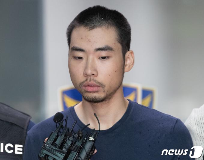 14명의 사상자를 낸 '서현역 흉기난동' 사건의 피의자 최원종이 지난해 8월 10일 오전 검찰로 송치되기 위해 경기도 성남시 수정경찰서에서 호송차로 향하고 있는 모습. 2023.8.10/뉴스1 ⓒ News1 이재명 기자