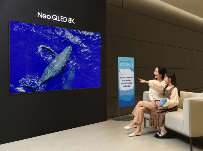 삼성전자 모델들이 삼성스토어 대치점에서 삼성 네오 QLED 8K로 '8K 고래와 나'를 체험하고 있다. / 사진=삼성전자