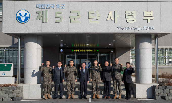 김덕현 연천군수가 우리 민족 최대의 명절인 설을 맞아 국토방위에 헌신하고 있는 군 장병들을 격려하기 위해 5군단 사령부를 위문했다. /사진제공=연천군