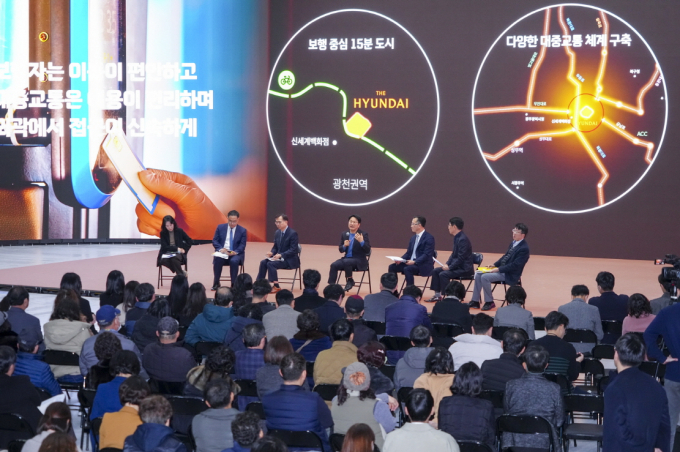 강기정 광주광역시장이 1일 오전 남구 광주실감콘텐츠큐브(GCC)에서 열린 ‘2024 정책주제별 업무보고회’에 참석해 복합쇼핑몰 전반에 대해 시민들과 의견을 나누고 있다./사진=광주시