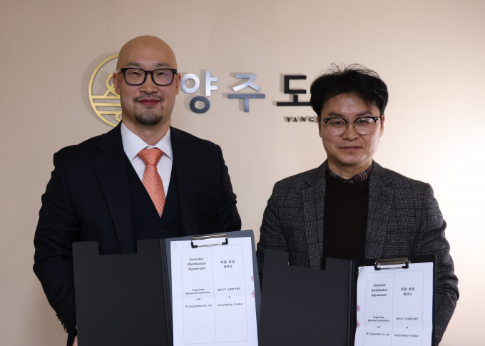 양주시 관내 전통주 생산업체인 '양주도가'김기갑 대표(우측)가 바이어와 '전통주 막걸리' 일본 수출 계약을 체결했다. /사진제공=양주시