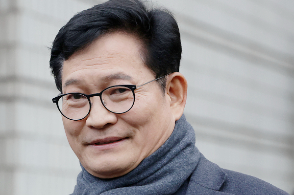 2일 재판부는 송영길 전 더불어민주당 대표에 대한 첫 공판준비기일을 진행한다. 사진은 지난해 12월18일 송 전 대표가 서울 서초구 서울중앙지방법원에서 열린 영장실질심사를 마치고 이동하는 모습. /사진=뉴시스