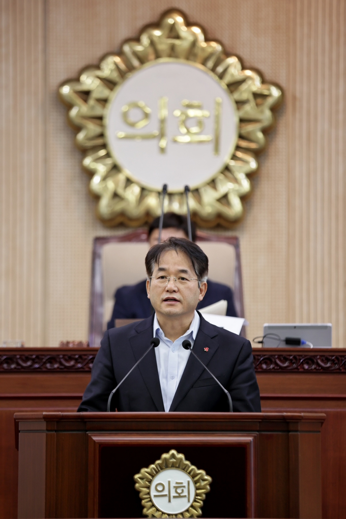  이동환 고양시장이 지난 1일 새해를 맞아 처음 개최된 제281회 고양특례시의회 임시회에서 2024년도 업무보고에 관한 시정연설을 하고 있다. / 사진제공=고양특례시 