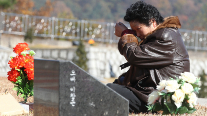 사진은 지난 2014년 11월7일 한 유족이 경남 산청·함양사건 추모공원에서 고인의 넋을 기리며 슬픔에 잠긴 모습. /사진=뉴스1(함양군 제공)