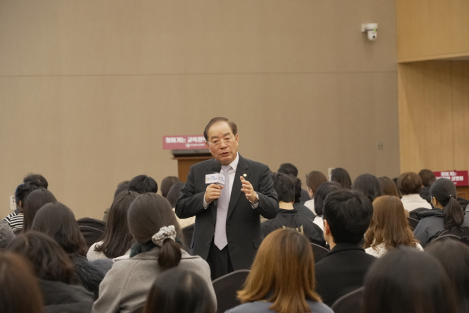 지난 1일 늘봄정책 특강을 진행한 하윤수 부산교육감/사진=부산교육청