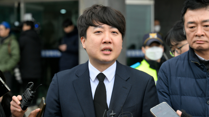이준석 개혁신당 대표가 2일 자신의 페이스북을 통해 정치적 움직임을 보이고 있는 조국 전 장관과 함께 할 계획이 없다는 의사를 밝혔다. 사진은 지난 1일 오후 경북 문경시 문경장례식장에서 육가공공장 화재현장에 투입됐다 순직한 구조대원의 조문을 마친 이 대표. /사진=뉴스1