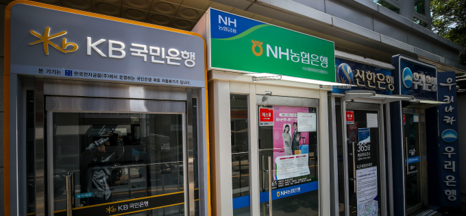  KB국민·신한·하나·우리·농협은행 등 5대 은행의 전세대출 갈아타기 최저 금리는 3.46~3.90%수준이다. 사진은 13일 서울시내 시중은행 ATM기의 모습. 