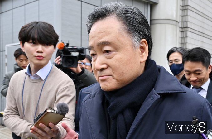 [머니S포토] '주식 저가 양도' 무죄, 취재진 질문받는 허영인 회장