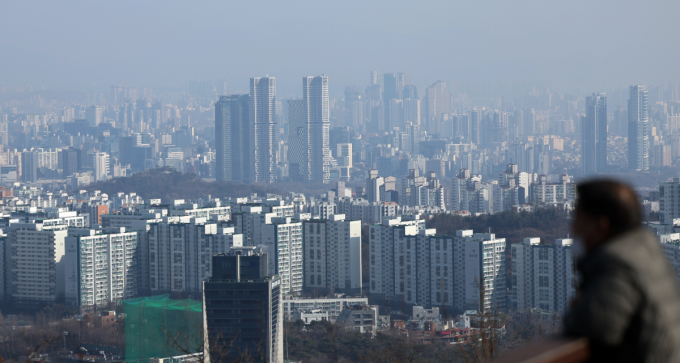 서울 아파트 매매와 전세가격이 2주 내내 동결된 모습을 보였다. 이번 주(2일 기준) 서울에서는 송파(-0.02%)와 중랑(-0.01%)의 아파트 매매가가 하락세를 보였으며 전세가격은 송파·양천(-0.02%)과 성북(-0.01%)에서 떨어졌다./사진=뉴스1