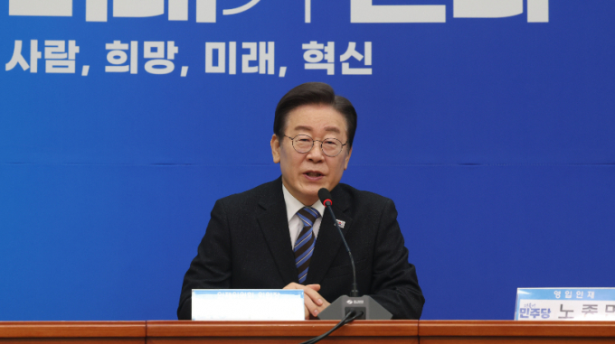 이재명 더불어민주당 대표가 오는 4일 문재인 전 대통령을 예방하고 5일 광주를 방문해 민심 잡기에 나선다. 사진은 2일 오전 서울 여의도 국회에서 열린 더불어민주당 13·14차 이훈기·노종면 전 기자 인재영입식에서 이 대표가 인사를 건네는 모습. /사진=뉴스1